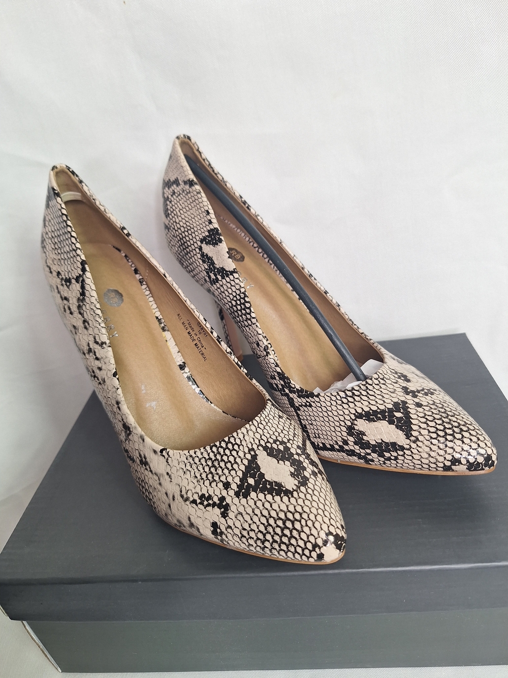Pointed Toe Snake-Print Pumps in Beige and Black Size 10